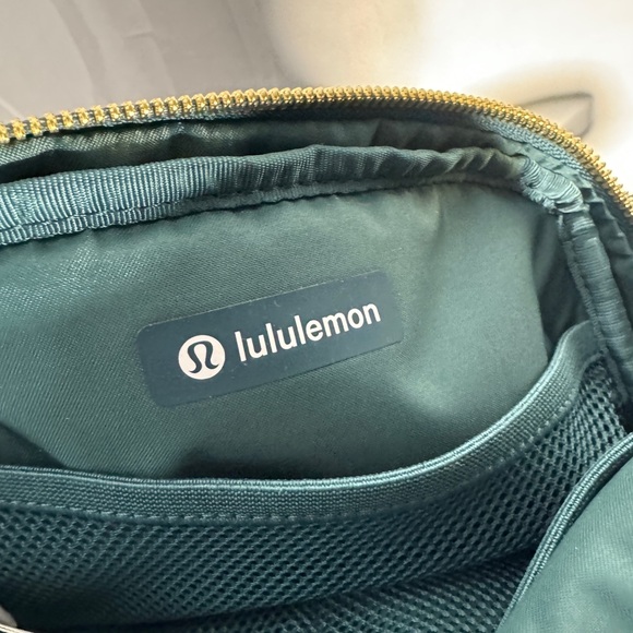 LULULEMON EVERYWHERE BAG 1L green velvet NWOT - Picture 9 of 9